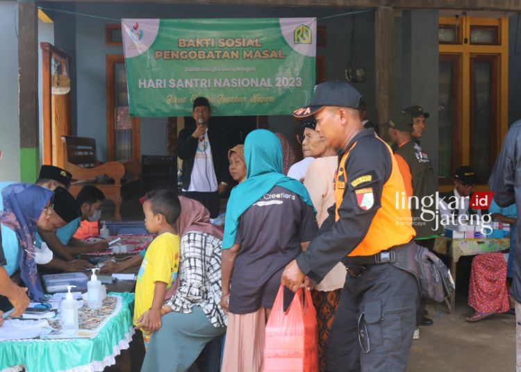 PENGABDIAN: Masyarakat antusias data di bakti sosial pelayanan kesehatan gratis yang diadakan oleh PCNU Kabupaten Pati di Dukuh Gower, Desa Karangawen, Kecamatan Tambakromo, Kabupaten Pati, Rabu, 25 Oktober 2023. (Setyo Nugroho/Lingkarjateng.id)