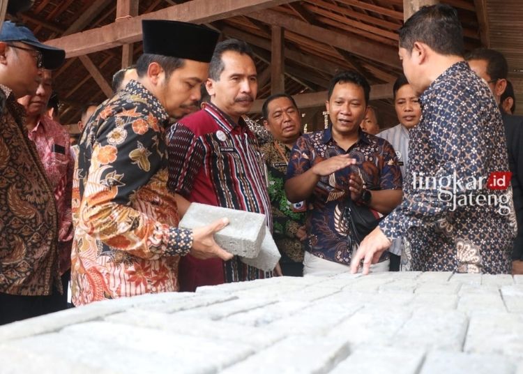 Sekda Jepara Edy Sujatmiko saat hadir meresmikan pabrik paving block dan batako yang dikelola oleh Perumda Aneka Usaha di Desa Suwawal Timur, Kecamatan Pakis Aji, Selasa, 31 Oktober 2023. (Dok. Diskominfo Jepara/Lingkarjateng.id)