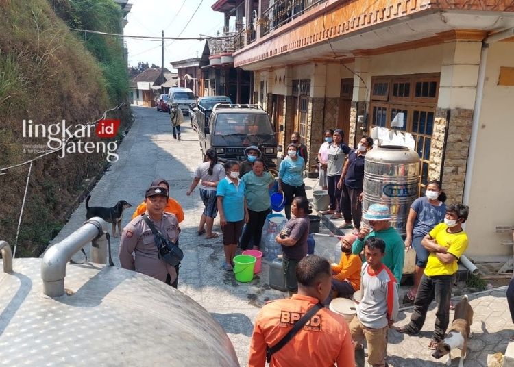 Sejumlah Dusun Alami Krisis Air Akibat Kebakaran Gunung Merbabu 25 DROPPING AIR: Sejumlah petugas gabungan dan relawan masih terus melakukan dropping air di lima lokasi pemukiman warga yang terdampak krisis air pasca terjadinya kebakaran hutan di Gunung Merbabu. (Hesty Imaniar/Lingkarjateng.id)