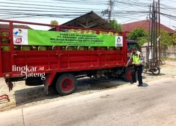 OLAH TKP : Polisi mengecek kondisi pasca terjadinya tabrakan yang mengakibatkan satu orang meninggal dunia. (Eko Wicaksono/Lingkarjateng.id)