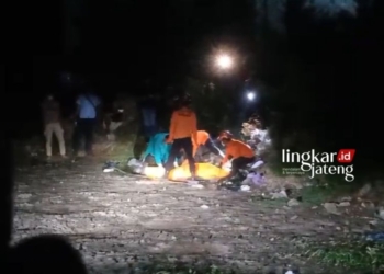 EVAKUASI: Petugas mengevakuasi mayat berjenis kelamin laki-laki yang ditemukan di Kelurahan Bandengan, Kendal pada Kamis petang, 19 Oktober 2023. (Dok.Lingkarjateng.id)