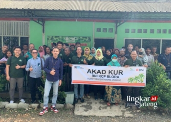 FOTO BERSAMA: Para ketua kelompok kemitraan, PT APM, dan pihak Bank BNI saat sosialisasi tentang program KUR KUT di kantor wilayah Ngawen, Kabupaten Blora belum lama ini. (Subekan/Lingkarjateng.id)