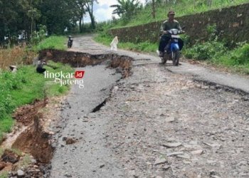 RUSAK: Salah satu ruas jalan di Todanan yang masih rusak hingga memakan badan jalan. (Dok. Mus/Lingkarjateng.id)