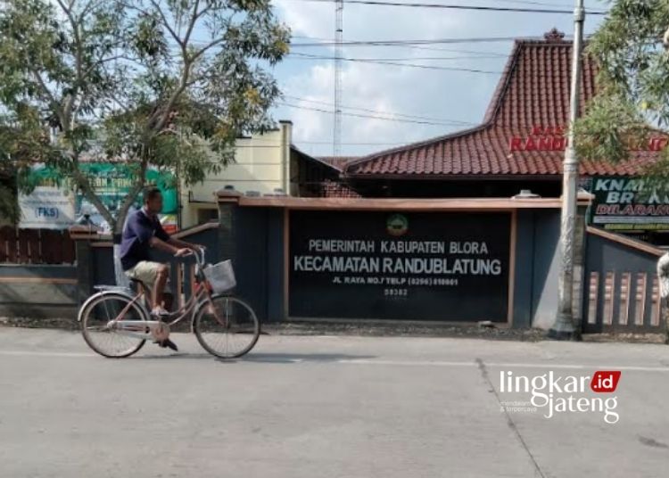 POTRET: Seorang warga tengah melintas di depan Kantor Kecamatan Randublatung pada Minggu, 15 Oktober 2023. (Hanafi/Lingkarjateng.id)