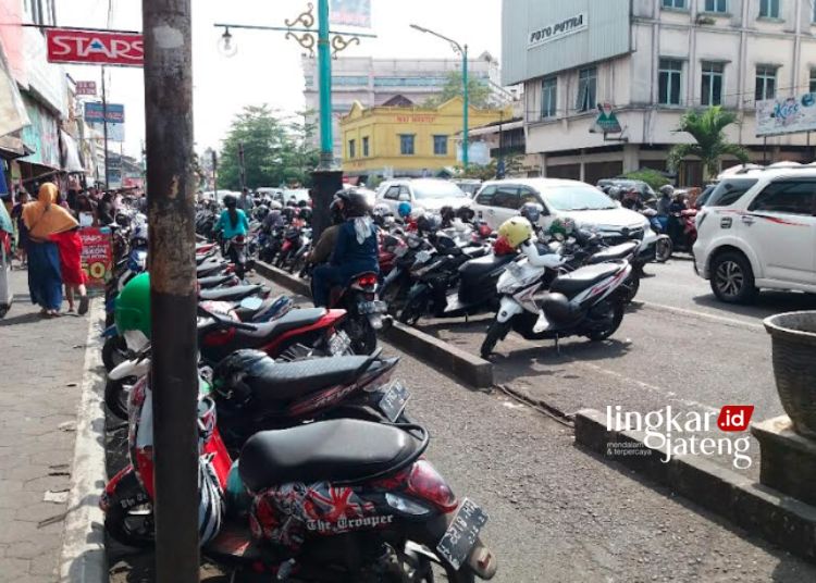 SEMRAWUT: Sejumlah sepeda motor terlihat dipakir di jalur lambat Jalan Jenderal Sudirman Salatiga belum lama ini. (Angga Rosa/Lingkarjateng.id)