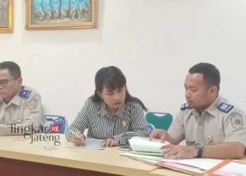 SIGAP MEMBANTU: Anggota DPRD Provinsi Jawa Tengah, Paramitha Atika Putri (tengah) turun langsung mengurus kesulitan warga terdampak tol yang belum terima sertifikat tanah. (Unggul Priambodo/Lingkarjateng.id)