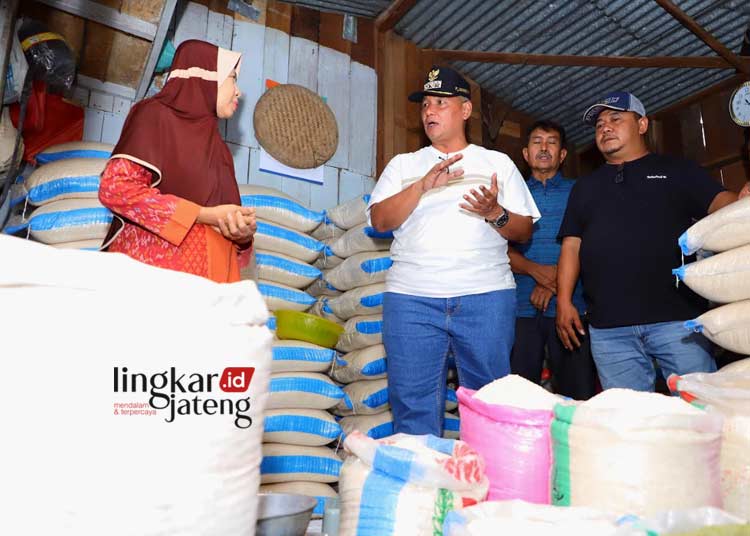 BLUSUKAN: Pj Bupati Kudus Bergas Catursasi Penanggungan saat meninjau stok dan harga beras di Pasar Bitingan Kudus pada Minggu, 29 Oktober 2023. (Nisa Hafizhotus. S/Lingkarjateng.id)