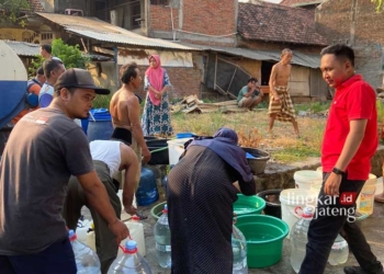 SIGAP MEMBANTU: Caleg DPRD Jepara dari PDIP Dapil 4, Bobby Alfianto (kanan) sedang memantau langsung dropping air bersih di Desa Ujungpandan, Kecamatan Welahan, Kabupaten Jepara. (Muslichul Basid/Lingkarjateng.id)