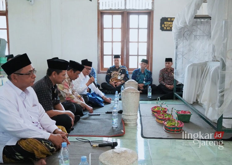 Jas Merah, Pemkab Kendal Peringati Hari Santri dengan Ziarah Makam Ulama 25 KHIDMAT: Pemkab Kendal bersama sejumlah pimpinan pondok pesantren menggelar ziarah ke makam para ulama, Kamis, 19 Oktober 2023. (Humas Pemkab Kendal/Lingkarjateng.id)
