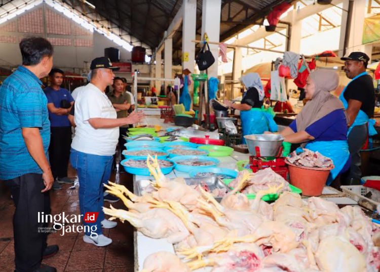 SIDAK: Penjabat (Pj) Bupati Kudus, Bergas Catursasi Penanggungan (bertopi hitam, saat meninjau harga sembako di Pasar Bitingan pada Minggu, 29 Oktober 2023. (Nisa Hafizhotus. S/Lingkarjateng.id)