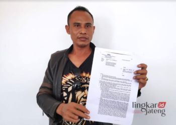 TUNJUKKAN BUKTI: Korban menunjukan salinan berkas terkait dengan penyidikan kasus yang dilaporkannya baru-baru ini. (R.Teguh Wibowo/Lingkarjateng.id)