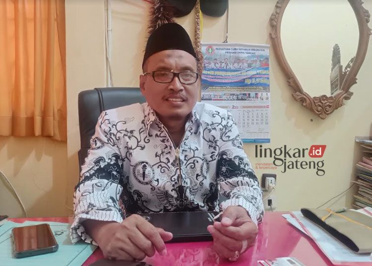 MENERANGKAN: Kabid SMP Disdikpora Jepara, Ahmad Nurrofiq saat diwawancara belum lama ini. (Tomi Budianto/Lingkarjateng.id)