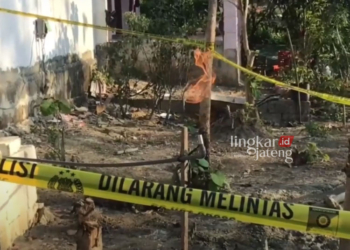POTRET: Semburan gas saat disulut dengan api di sumur bor milik Abu Rosidin warga Dukuh Kampung Sridadi, Desa/Kecamatan Pamotan, Kabupaten Rembang, Kamis, 5 Oktober 2023. (Lingkar TV)