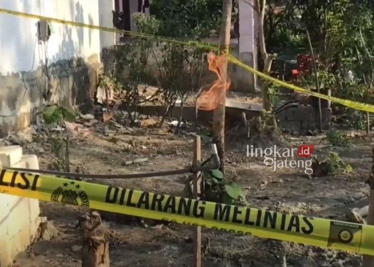 POTRET: Semburan gas saat disulut dengan api di sumur bor milik Abu Rosidin warga Dukuh Kampung Sridadi, Desa/Kecamatan Pamotan, Kabupaten Rembang, Kamis, 5 Oktober 2023. (Lingkar TV)