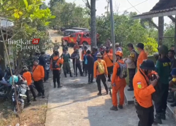 PENCARIAN: Tim dari Basarnas dan para relawan gabungan kembali melakukan pencarian Suwardi warga Desa Nyatnyono, Kecamatan Ungaran Barat, Kabupaten Semarang yang hilang di lereng Gunung Ungaran dinyatakan hilang pada Minggu, 8 Oktober 2023. (Hesty Imaniar/Lingkarjateng.id)