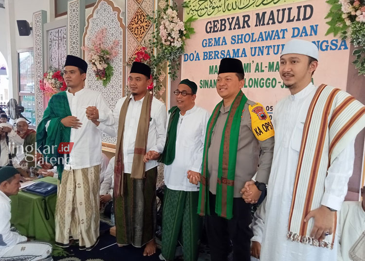 BERGANDENGAN: Gus Haiz (nomor dua dari kiri) bersama Kapolres Jepara dan para ulama sepakat serukan jaga persatuan dan kesatuan. (Muslichul Basid/Lingkarjateng.id)