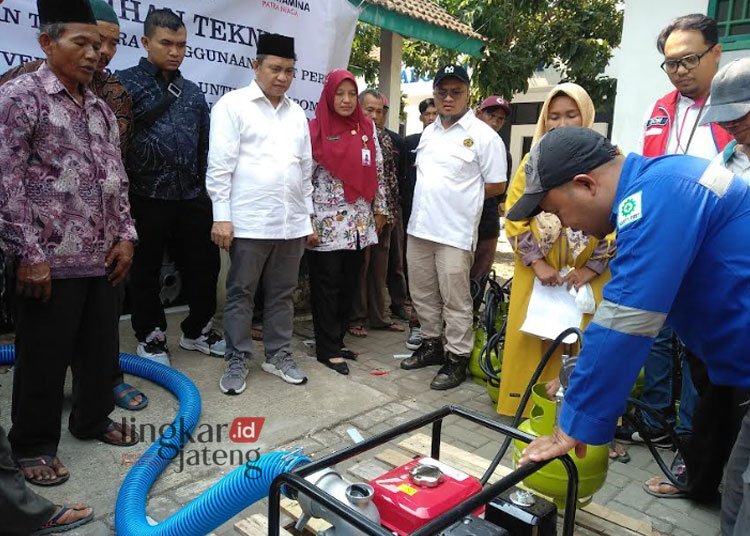 Sosialisasi penggunaan mesin pompa air berbahan gas kepada para petani di Pati bersama anggota DPR RI Komisi VII, Kementerian ESDM dan Kepala Dinas Pertanian dan Peternakan (Dispertan) Kabupaten Pati di Kantor Badan Penyuluhan Pertanian (BPP) Kabupaten Pati pada Selasa, 10 Oktober 2023. (Setyo Nugroho/Lingkarjateng.id)