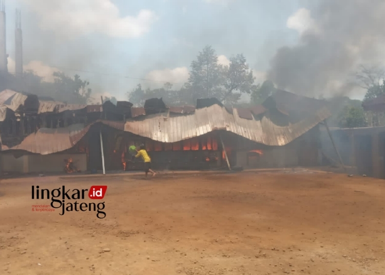 BERKOBAR: Kobaran api melalap tiga ruang kelas Ponpes Darul Amanah di Dusun Mawar Lor RT 02 RW 04, Desa Bedono, Kecamatan Jambu, Kabupaten Semarang. (Dok. Dinas Poldam Kabupaten Semarang for Lingkar/Lingkarjateng.id)