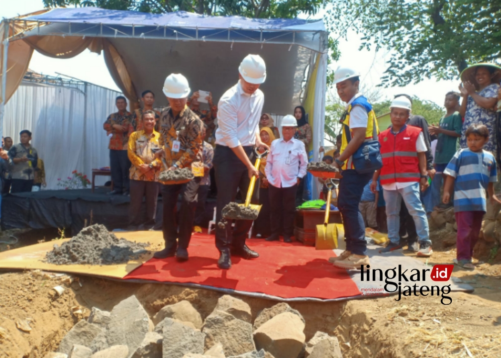 SIMBOLIS: Bupati Kendal Dico M. Ganinduto (tengah) melakukan Ground Breaking didampingi Kepala Dinas PUPR Sudaryanto dan Yanuar Dwi Putra dari BPJN Jateng. (Dok. For Lingkar/Lingkarjateng.id)