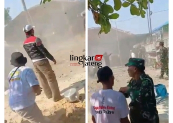 LEMPAR BATU: Kericuhan antar pendukung calon kades hingga aksi saling lempar batu dalam Pilkades Desa Kembangan, Kecamatan Bonang, Kabupaten Demak. (Tangkapan Layar/Lingkarjateng.id)