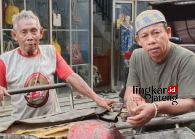 POTRET: Caleg PKB DPRD Provinsi Jawa Tengah Dapil 13, Mbah Urip (kanan) bersama salah satu nelayan Kabupaten Batang. (Muslichul Basid/Lingkarjateng.id)
