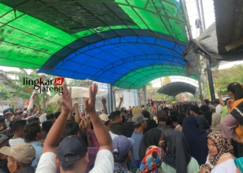 BERSORAK: Suasana pendukung calon kades bersorak saat perhitungan suara Pilkades di Desa Kembangan, Kecamatan Bonang, Kabupaten Demak, pada Minggu, 8 Oktober 2023. (Muhammad Burhanuddin Aslam/Lingkarjateng.id)