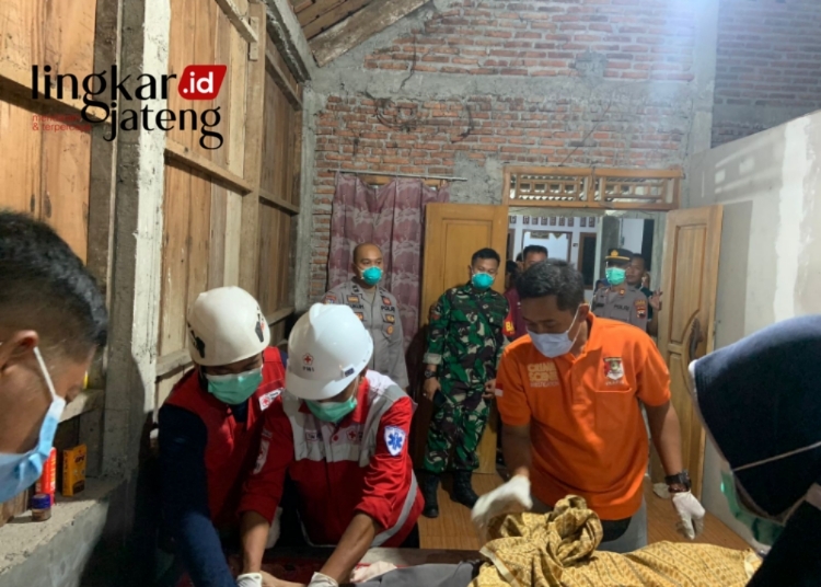 MEMERIKSA: Tim medis saat melakukan pemeriksaan kepada Suwarti (56) yang ditemukan meninggal dunia di rumahnya, Desa Sendangrejo, Kecamatan Karangrayung, Kabupaten Grobogan. (Dok. for Lingkar/Lingkarjateng.id)