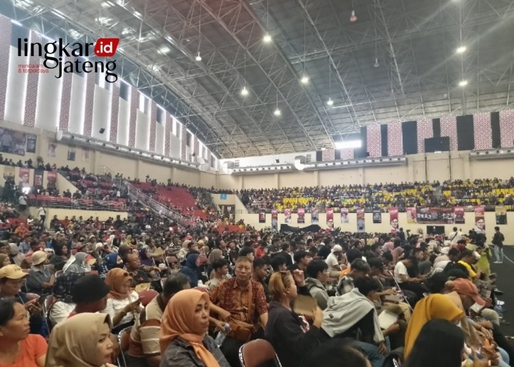 PENUH: Ribuan relawan mendengarkan Pembacaan Deklarasi Masyarakat Jawa Tengah sebagai Bentuk Dukungan untuk Gibran di GOR Jatidiri, Semarang. (Rizky Syahrul Al Fath/Lingkarjateng.id)