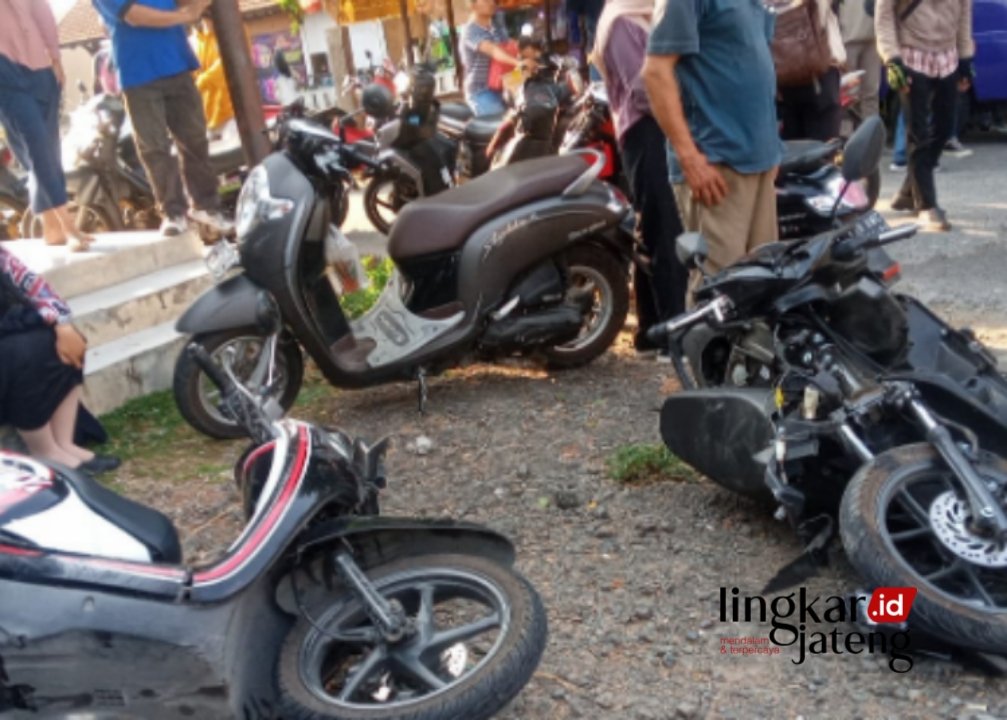 LAKA LANTAS: Kondisi kendaraan usai ditabrak mobil pick up di Jalan Kudus-Jepara turut Desa Kaliwungu, Kecamatan Kaliwungu, Kabupaten Kudus. (Nisa Hafizhotus Syarifa/Lingkarjateng.id)