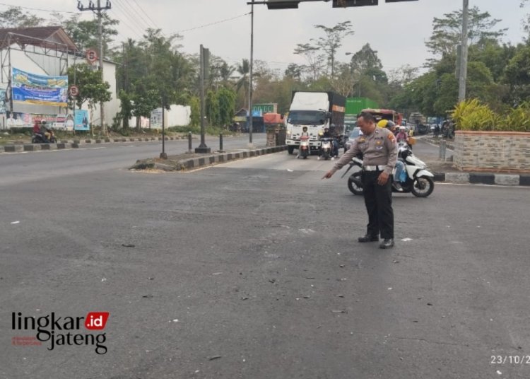 Kecelakaan di Salatiga! Nekat Terobos Lampu Merah, Truk Tronton Hantam Motor 25 OLAH TKP: Polres Salatiga melakukan olah tempat kejadian perkara (TKP) kecelakaan di Jalan Lingkar Selatan (JLS) Salatiga. (Humas Polres Salatiga for Lingkar/Lingkarjateng.id)