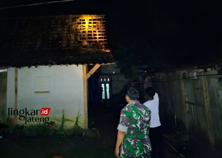 RUSAK: Salah satu rumah rusak usai diterjang hujan es dan puting beliung di Desa Juworo, Kecamatan Geyer, Kabupaten Grobogan. (Dok. Pemerintah Desa Juworo for Lingkar/Lingkarjateng.id)