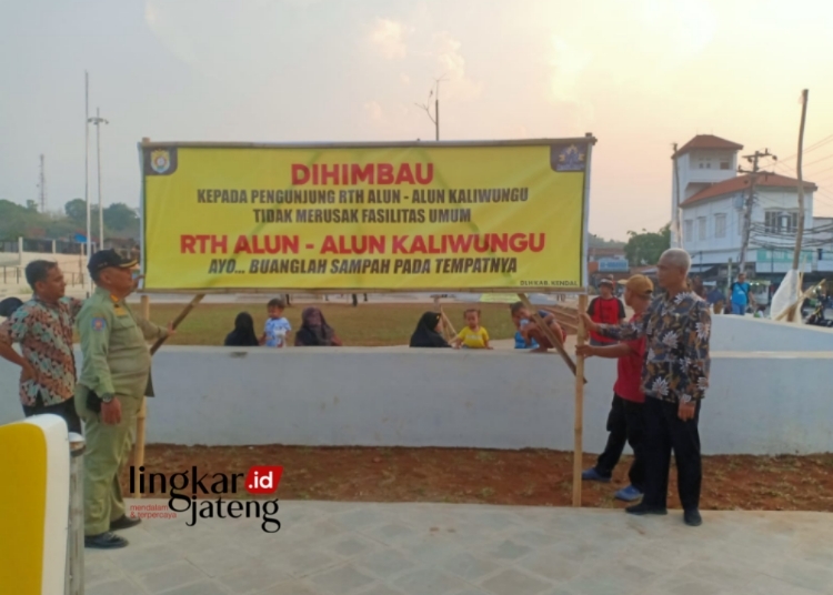 Masyarakat Diimbau Jaga Kebersihan Alun-Alun Kaliwungu Kendal 25 MEMASANG PLANG: Dinas Lingkungan Hidup (DLH) Kabupaten Kendal memasang plang imbauan jaga kebersihan di Alun-Alun Kaliwungu. (Unggul Priambodo/Lingkarjateng.id)