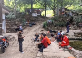 PENCARIAN: Sejumlah petugas relawan gabungan bergantian mencari Gregorius Gleko, yang dinyatakan hilang di area hutan dan air terjun Semirang, Kecamatan Ungaran Barat, Kabupaten Semarang. (Hesty Imaniar/Lingkarjateng.id)