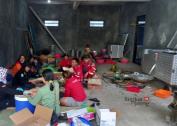 DAPUR UMUM : Para relawan dan petugas dari Dinas Sosial (Dinsos) Kabupaten Semarang menyiapkan makan siang untuk para pengungsi dan relawan kebakaran Gunung Merbabu. (Hesty Imaniar/Lingkarjateng.id)