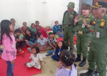 TRAUMA HEALING : Anggota Satlinmas Kabupaten Semarang dari seluruh wilayah di Kecamatan Getasan, memberikan trauma healing kepada pengungsi terdampak kebakaran Gunung Merbabu. (Hesty Imaniar/Lingkarjateng.id)