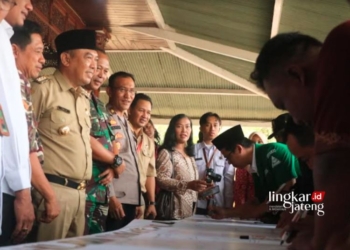 Pj Bupati Jepara Deklarasi Pemilu Damai Lewat Pantun, Begini Pesannya 27 DEKLARASI: Penjabat Bupati Jepara, Edy Supriyanta s(berpeci hitam) aat menyaksikan penandatanganan kampanye damai di Pendopo R.A Kartini pada Senin, 23 Oktober 2023. (Tomi Budianto/Lingkarjateng.id)