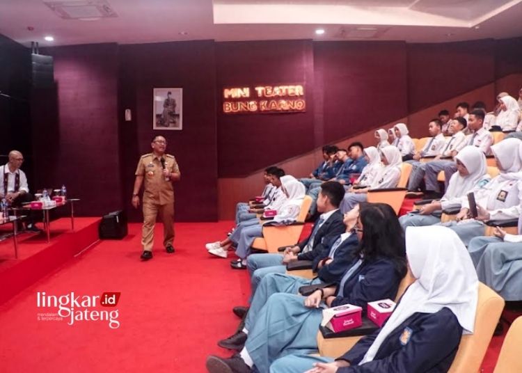 SEMINAR: Pj Wali Kota Salatiga Sinoeng N. Rachmadi saat menjadi pembicara Seminar Peningkatan Nilai-Nilai Luhur Budaya Bangsa di Mini Teater DPRD Salatiga pada Senin, 16 Oktober 2023. (Prokompim Setda Salatiga/Lingkarjateng.id)