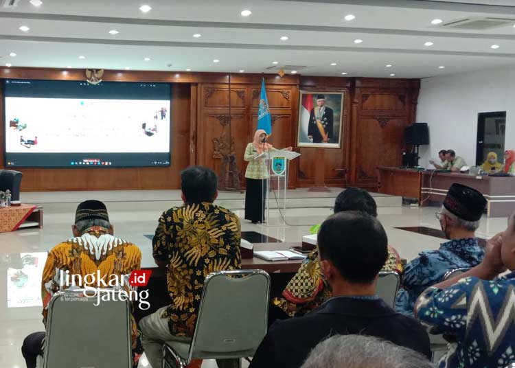 DISKUSI: Direktur RSUD Kota Salatiga Riani Isyana Pramashanti membuka Forum Konsultasi Publik Bersama Tokoh Masyarakat Tentang Layanan di RSUD Kota Salatiga di Ruang Kaloka, Setda Salatiga, Jumat, 13 Oktober 2023. (Angga Rosa/Lingkarjateng.id)