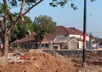 PEMBANGUNAN: Proyek RTH Boja yang sempat menuai polemik karena perobohan sebagian gedung eks Kawedanan Budaya yang sedang dalam pengajuan sebagai cagar budaya. (Arvian Maulana/Lingkarjateng.id)