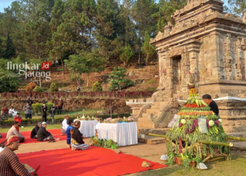 JAMASAN: Bupati Semarang, Ngesti Nugraha didampingi Wakil Bupati Semarang, Basari, dan Forkompimda Kabupaten Semarang mengikuti prosesi resik-resik dan jamasan di Candi Gedong Songo, Krajan, Banyukuning, Kecamatan Bandungan, Kabupaten Semarang pada Jumat sore, 27 Oktober 2023. (Hesty Imaniar/Lingkarjateng.id)