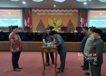 SIMBOLIS: Penandatanganan persetujuan bersama Raperda tentang Pajak Daerah dan Retribusi oleh DPRD Kendal dan Pemerintah Kabupaten Kendal, pada Kamis, 19 Oktober 2023. (Arvian Maulana/Lingkarjateng.id)