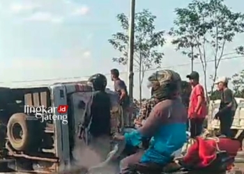 KECELAKAAN: Mini bus terguling di jalan lingkar selatan (JLS) Salatiga tepatnya di simpang empat, Bendosari, Kumpulrejo, Argomulyo pada Sabtu, 30 September 2023. (Angga Rosa/Lingkarjateng.id)