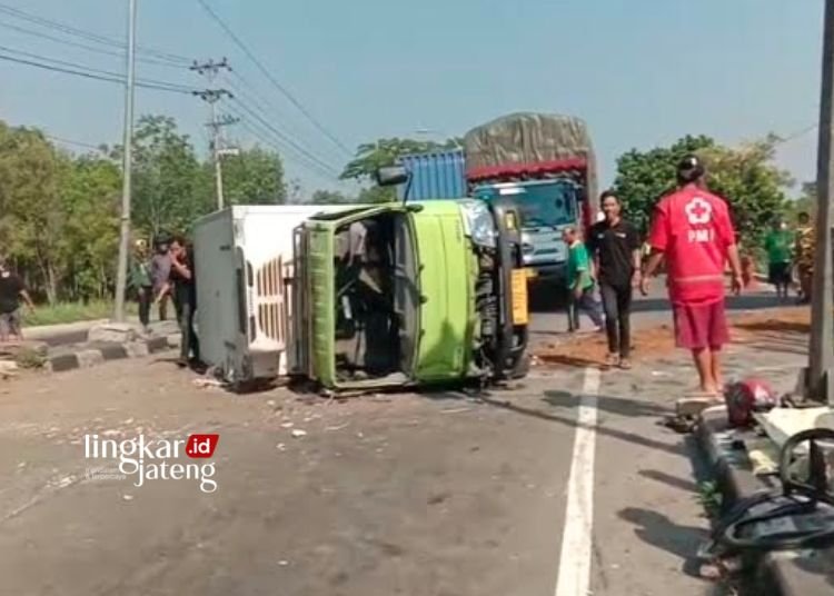 OLAH TKP: Petugas Satlantas Polres Salatiga melakukan pemeriksaan lokasi kecelakaan di simpang empat Kumpulrejo, Argomulyo Jalan Lingkar Selatan (JLS) Salatiga pada Jumat, 27 Oktober 2023. (Dok. Satlantas Polres Salatiga/Lingkarjateng.id)