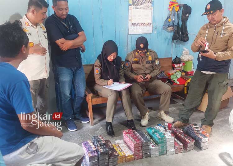 DISITA: Petugas saat menyita rokok ilegal dalam operasi gabungan di Kendal. (Dok. Pribadi for Lingkar/Lingkarjateng.id)