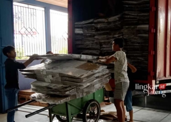 BAHU-MEMBAHU: Sejumlah orang sedang menurunkan logistik Pemilu 2024 di Gudang KPU Grobogan yang terletak di Desa Putat, Kecamatan Purwodadi. (Dok. Pribadi for Lingkar/Lingkarjateng.id)