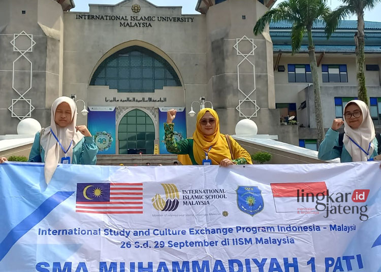 VISIT SCHOOL: Kepala Muhammadiyah 1 Pati Isni Maida bersama dua siswa dalam program International Study and Culture Exchange di Malaysia, baru-baru ini. (Setyo Nugroho/Lingkarjateng.id)