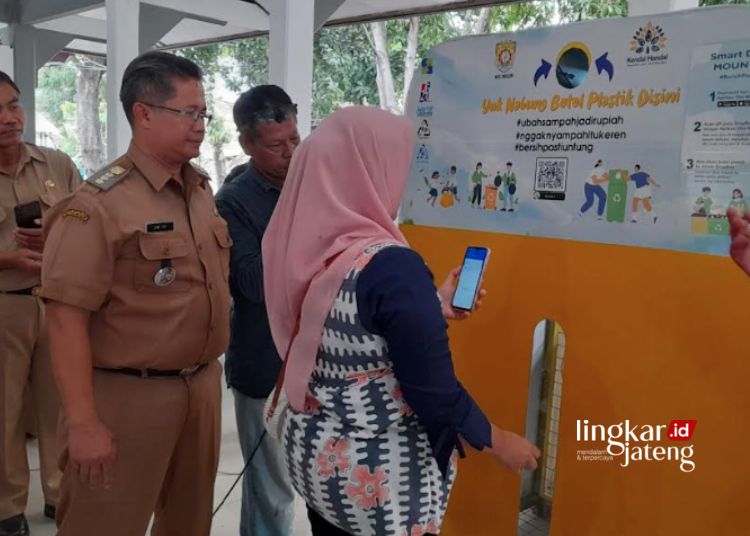 SOSIALISASI: DLH Kendal bersama Sekolah Sampah Nusantara (SSN) Jakarta menyosialisasikan penggunaan mesin ATM Dropbox Digital di Aula Kecamatan Weleri, Kabupaten Kendal. (Arvian Maulana/Lingkarjateng.id)