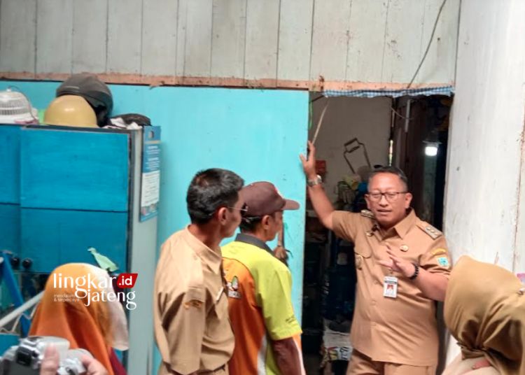 MENINJAU: Penjabat (Pj) Wali Kota Salatiga Sinoeng N. Rachmadi meninjau rumah tidak layak huni di RW IV Dukuh, Sidomukti yang akan direnovasi oleh Dinas Perumahan dan Kawasan Permukiman (DPKP) pada Senin, 18 Agustus 2023. (Angga Rosa/Lingkarjateng.id)