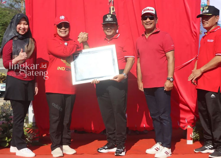 PENYERAHAN: Bupati Semarang, Ngesti Nugraha menerima penghargaan Universal Health Coverage (UHC) yang diserahkan langsung oleh Direktur Jaminan Pelayanan Kesehatan BPJS Kesehatan, dr Lily Kresnowati di Alun-Alun Bung Karno (Asjo), Kalirejo, Kecamatan Ungaran Timur, Kabupaten Semaranga, pada Jumat, 6 Oktober 2023. (Dok Diskominfo Kabupaten Semarang/Lingkarjateng.id)