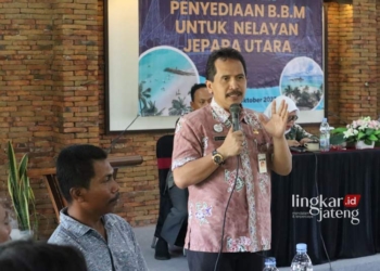 SAMBUTAN: Sekretaris Daerah (Sekda) Kabupaten Jepara, Edy Sujatmiko saat membuka Sosialisasi Keberadaan SPBUN Tubanan di Rumah Makan Andina, Desa Jinggotan, Kecamatan Kembang, pada Kamis, 5 Oktober 2023. (Dok. for Lingkar/Lingkar.news)